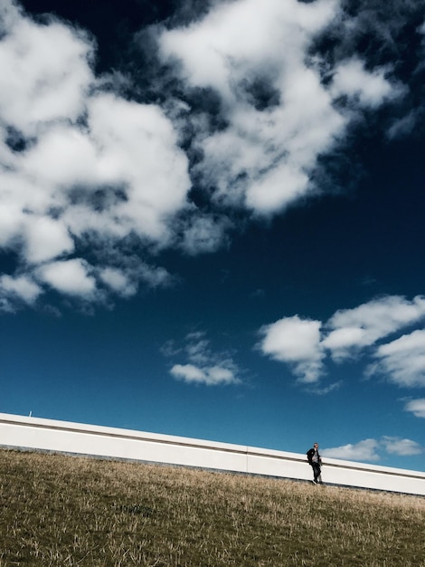 Homem de pé na paisagem contra o céu