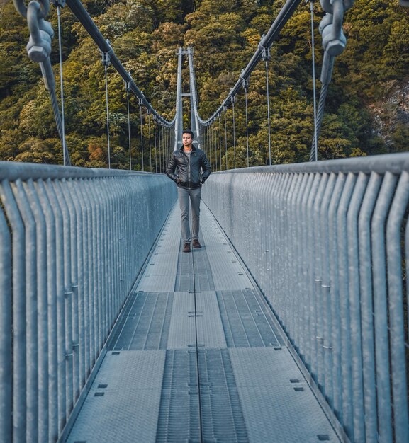 Foto homem de pé na ponte com estilo