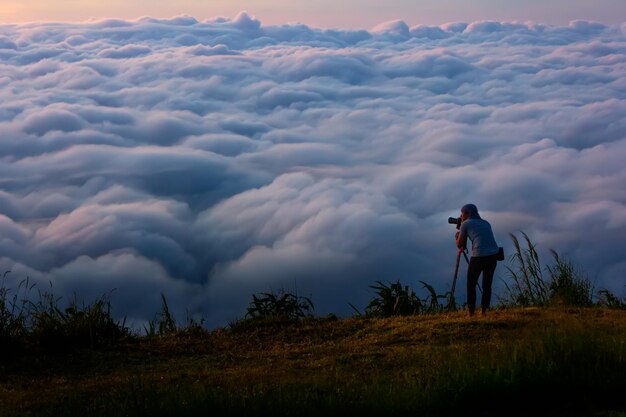 Foto homem de pé no campo contra o céu