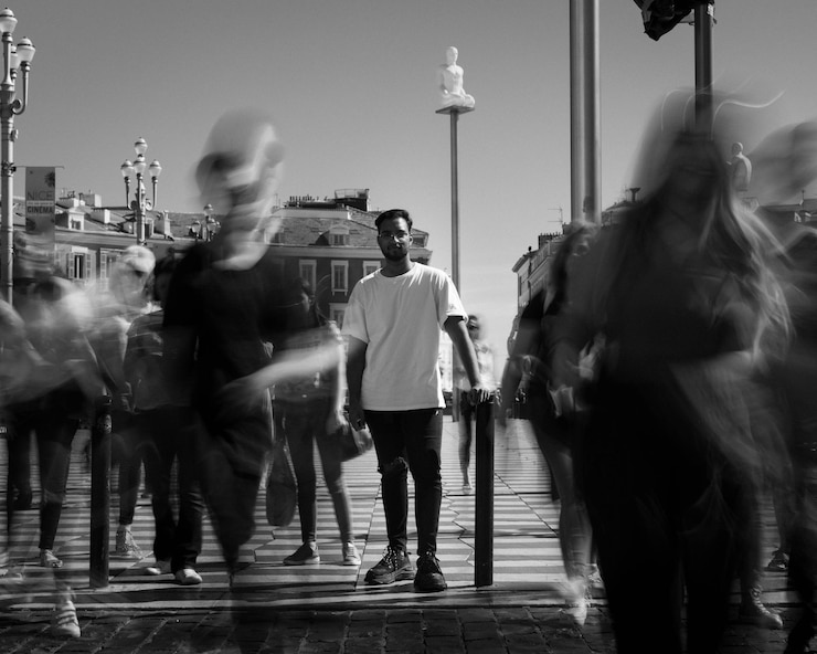 Foto homem de pé no meio das pessoas contra o céu