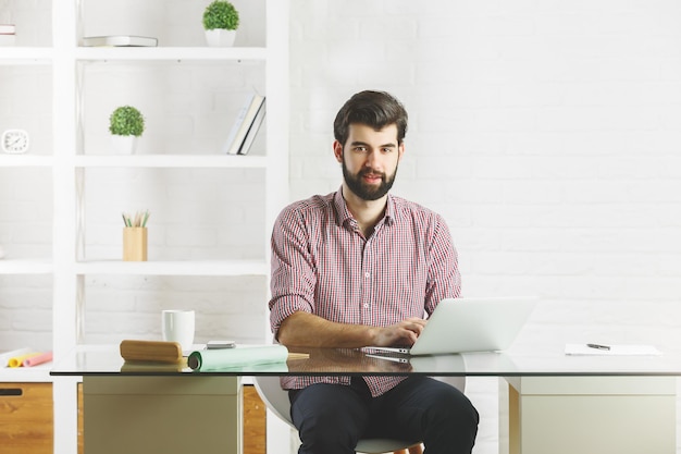 Homem de pensamento usando laptop