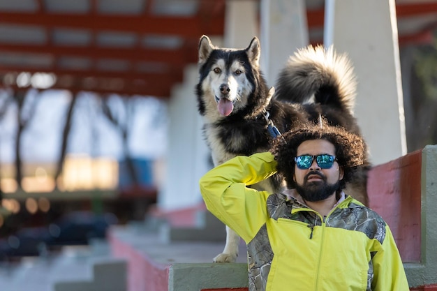 Homem de penteado afro mexicano com seu cão husky dia internacional do cão de estimação