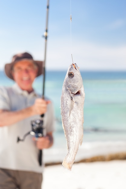 Homem de pesca na praia