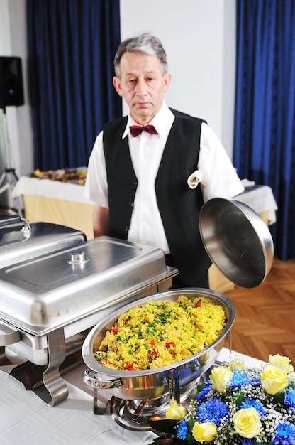 Foto homem de preparação de festa de comida de bufê de catering