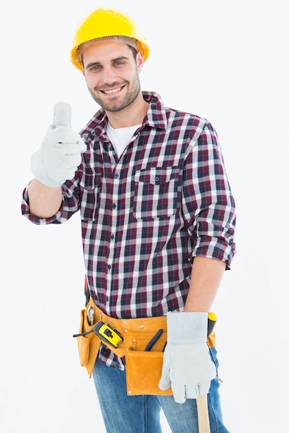 Homem de reparação masculino feliz gesticulando polegares para cima