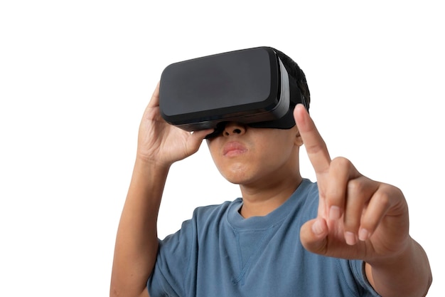 Homem de retrato de estúdio usando fone de ouvido vr isolado no fundo branco óculos de realidade virtual entretenimento de jogos de tecnologia e espaço de cópia de conceito de pessoas