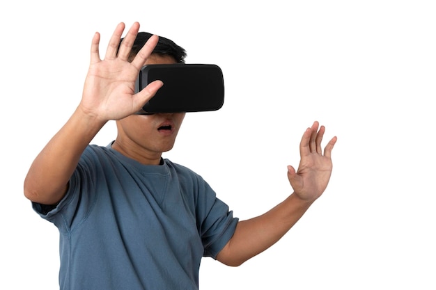 Homem de retrato de estúdio usando fone de ouvido vr isolado no fundo branco óculos de realidade virtual entretenimento de jogos de tecnologia e espaço de cópia de conceito de pessoas