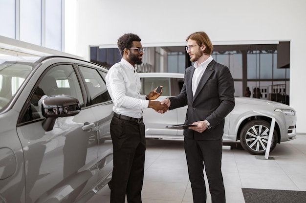 Homem de salão de automóveis a comprar um carro novo