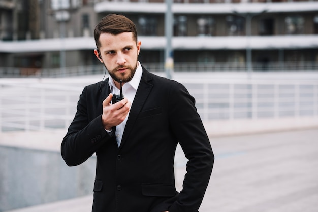 Foto homem de segurança vista frontal com equipamento