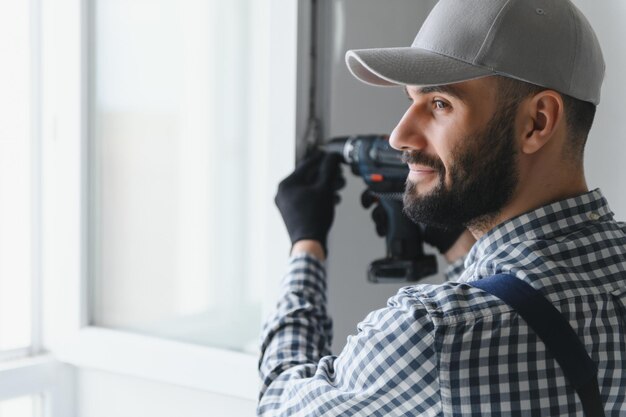 Foto homem de serviço instalando janela com chave de fenda