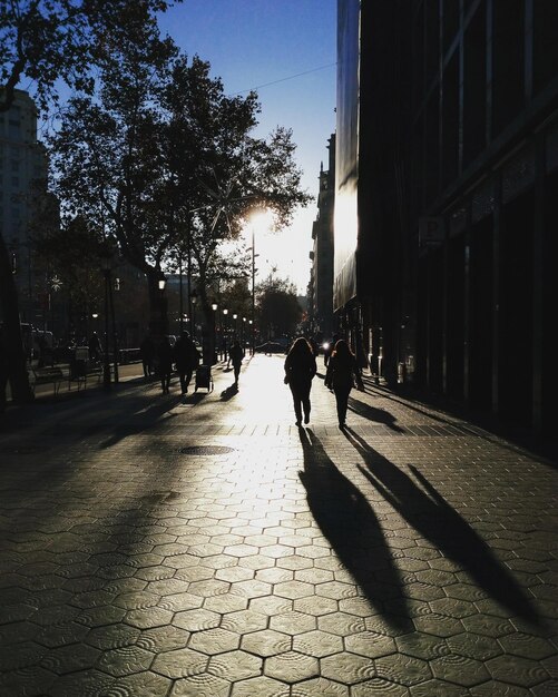 Foto homem de silhueta caminhando na rua da cidade