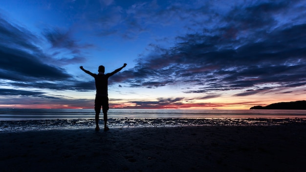 homem de silhueta com o céu do oceano luz moming