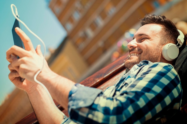 Foto homem de sorriso com fones de ouvido