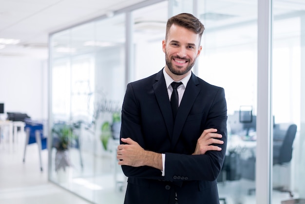 Homem de sorriso com os braços cruzados