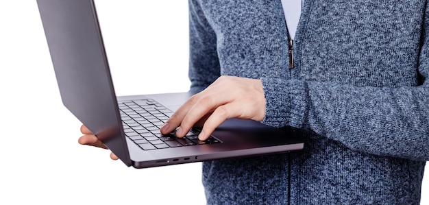 Homem de suéter azul segurando laptop