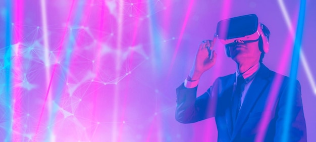 Homem de tecnologia do cibermundo digital metaverso com óculos de realidade virtual VR jogando entretenimento de jogo de realidade aumentada AR e conferência de negócios estilo de vida futurista
