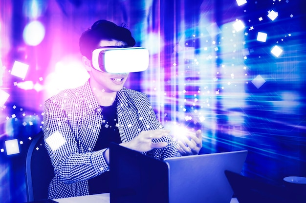 Homem de tecnologia do mundo cibernético digital metaverso com óculos de realidade virtual VR jogando jogo de realidade aumentada AR e entretenimento