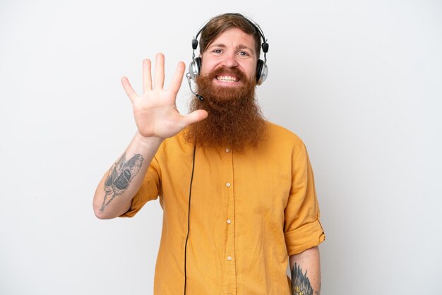 Homem de telemarketing isolado no fundo branco contando cinco com os dedos