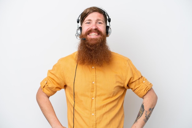 Homem de telemarketing isolado no fundo branco rindo