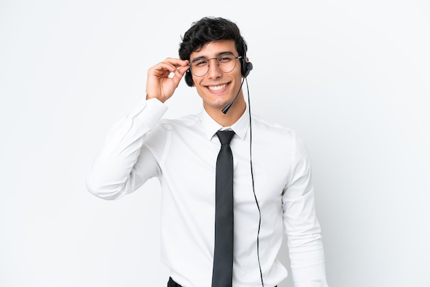 Homem de telemarketing trabalhando com um fone de ouvido isolado no fundo branco com óculos e feliz