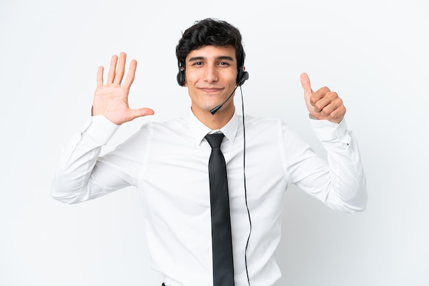 Homem de telemarketing trabalhando com um fone de ouvido isolado no fundo branco contando seis com os dedos