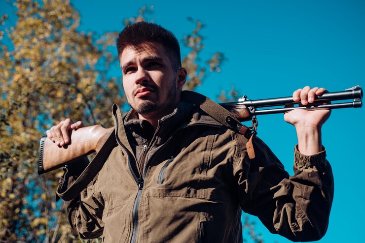Foto homem de temporada de caça fechada e aberta segurando caçador de espingarda com rifle detectando alguns veados hu ilegal