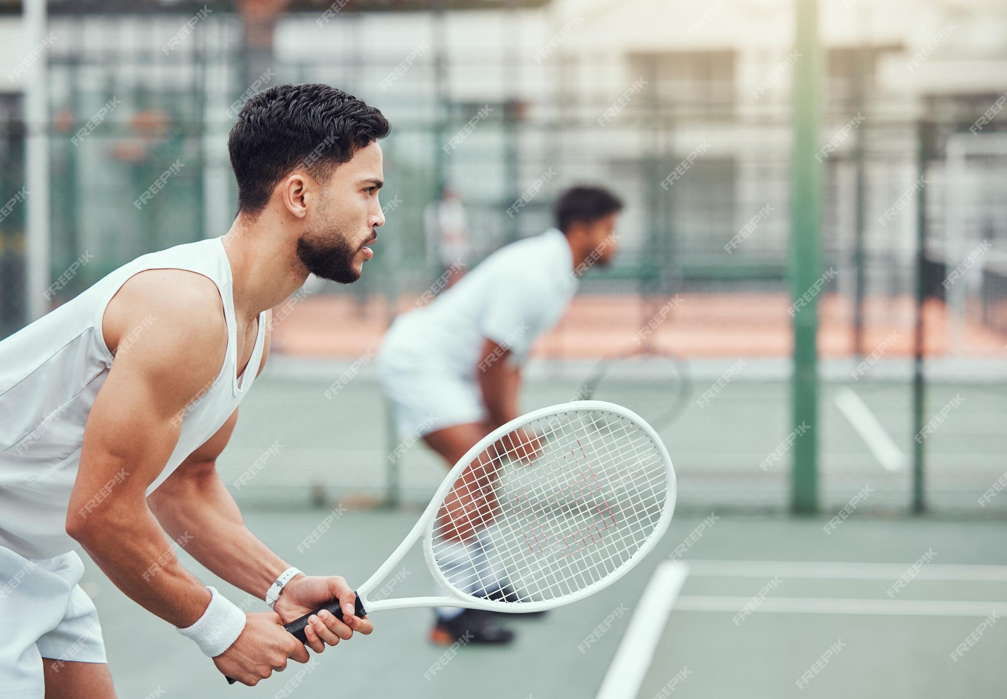 Homem de tênis e equipe está pronto em uma quadra para jogo e exercício com  bem-estar na índia atleta masculino juntos e competição de raquete com  aptidão para um desafio com um treino ao ar livre