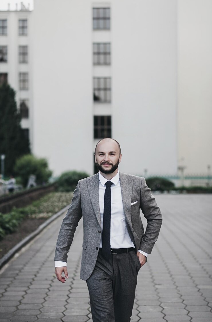 Foto homem de terno elegante a caminhar pela cidade empresário de sucesso