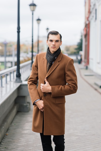 Homem de terno elegante posando ao ar livre