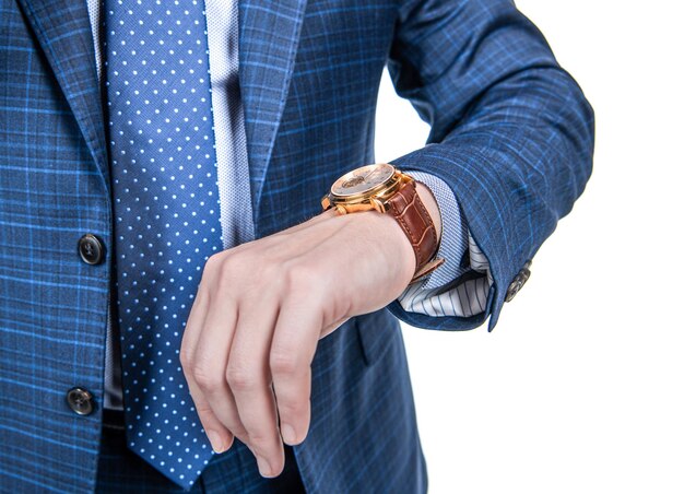 Homem de terno formal, vista cortada, verifique o tempo pelo relógio de pulso isolado no branco, pontualidade.