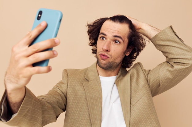 Homem de terno posando emoções olhando para o fundo isolado do telefone