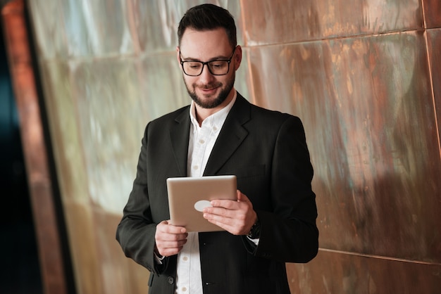 Homem de terno usando computador tablet