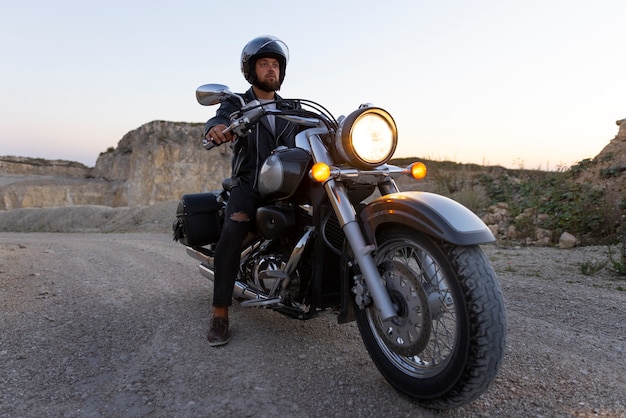 Foto homem de tiro completo andando de moto