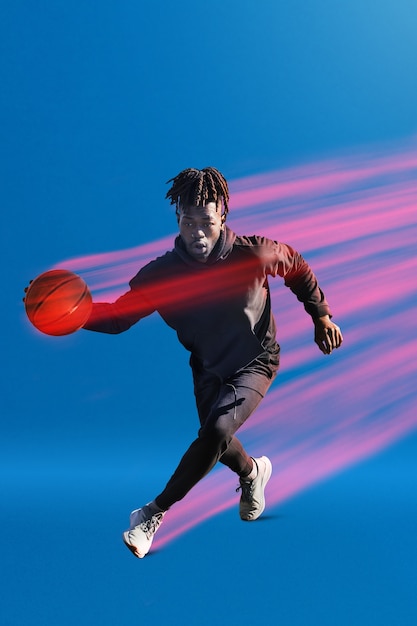 Foto homem de tiro completo jogando basquete