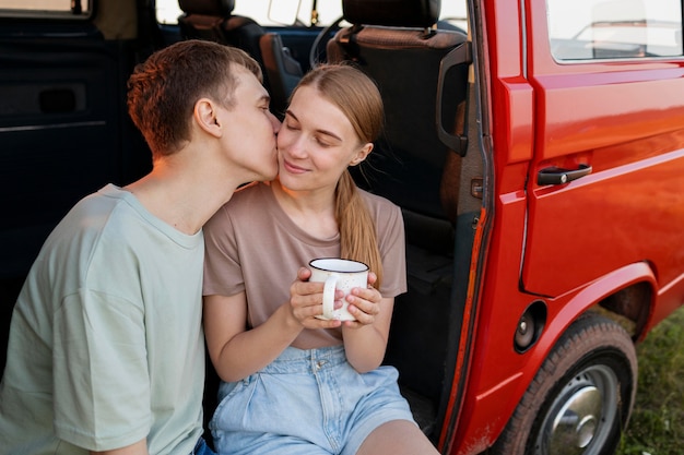 Foto homem de tiro médio beijando mulher na bochecha