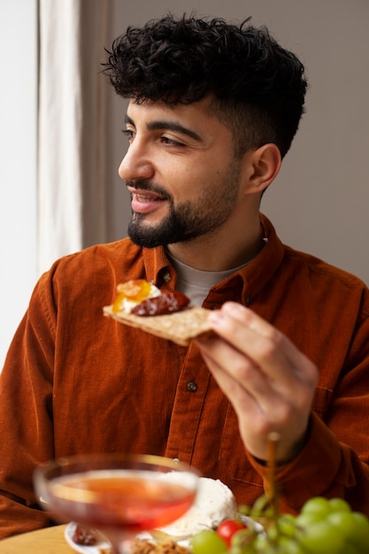 Homem de tiro médio comendo queijo fresco