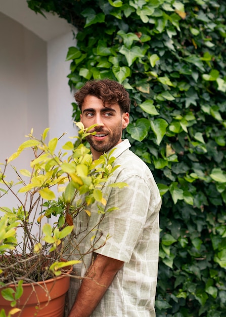 Foto homem de tiro médio decorando casa