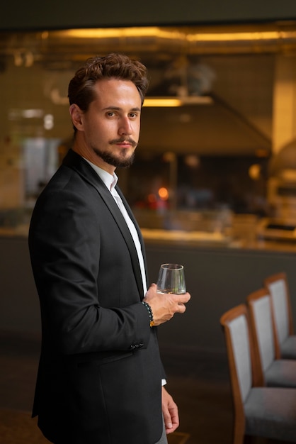 Foto homem de tiro médio em restaurante de luxo