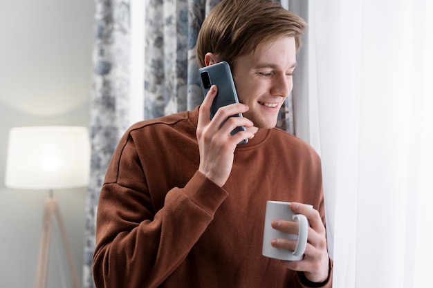 Homem de tiro médio falando no telefone