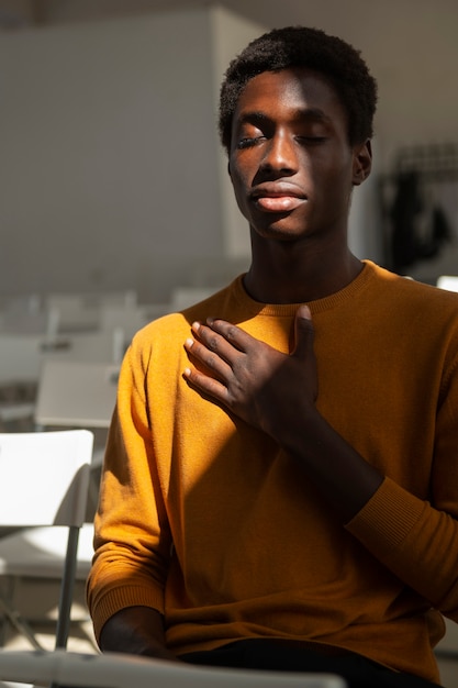 Foto homem de tiro médio na igreja rezando