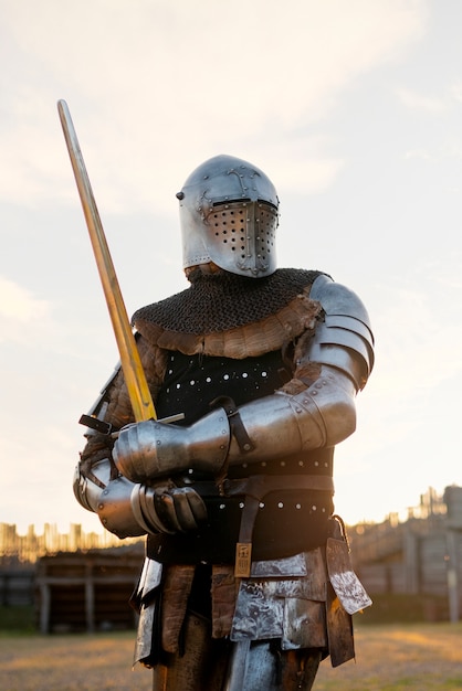 Homem de tiro médio posando como um soldado medieval