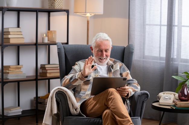 Foto homem de tiro médio segurando o tablet