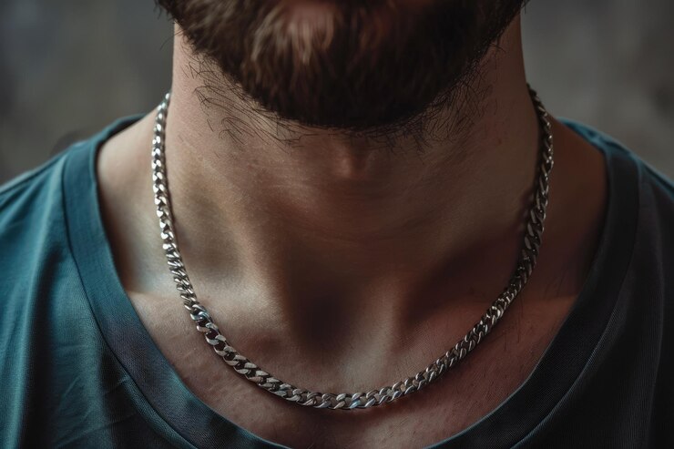Foto homem de tiro médio usando um colar de cadeia