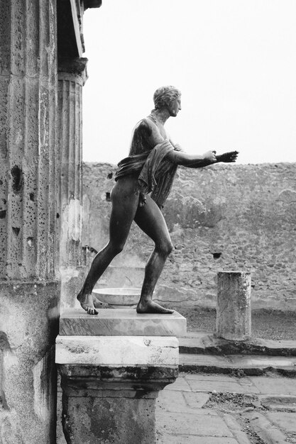 Foto homem de todo o comprimento na parede contra o edifício