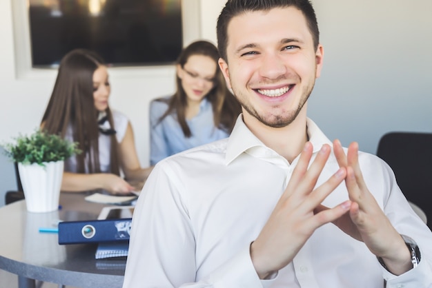 Foto homem de trabalhador de escritório sorridente feliz, homem de terno sentado, conferência.