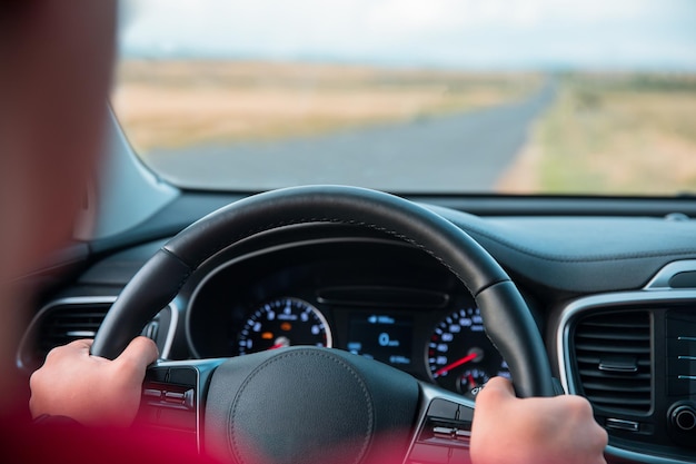 Homem de trânsito dirigindo carro