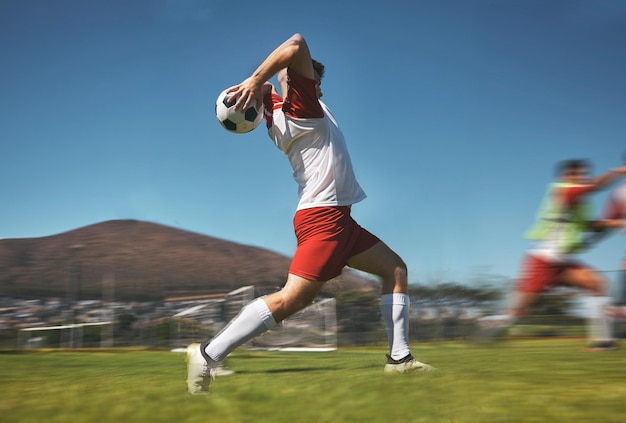 Voltar Esportes Homem Com Uma Bola Futebol Campo Para Exercício fotos,  imagens de © PeopleImages.com #665024080