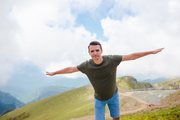 Homem de turista nas montanhas