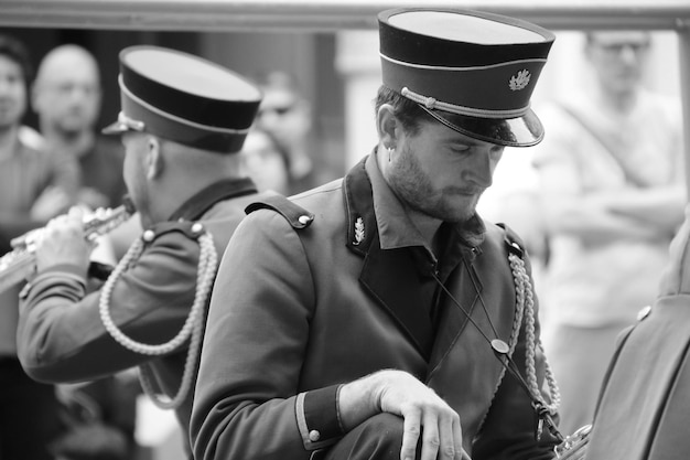 Foto homem de uniforme com banda de música