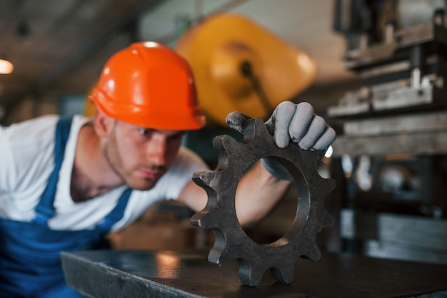 Homem de uniforme trabalha na produção